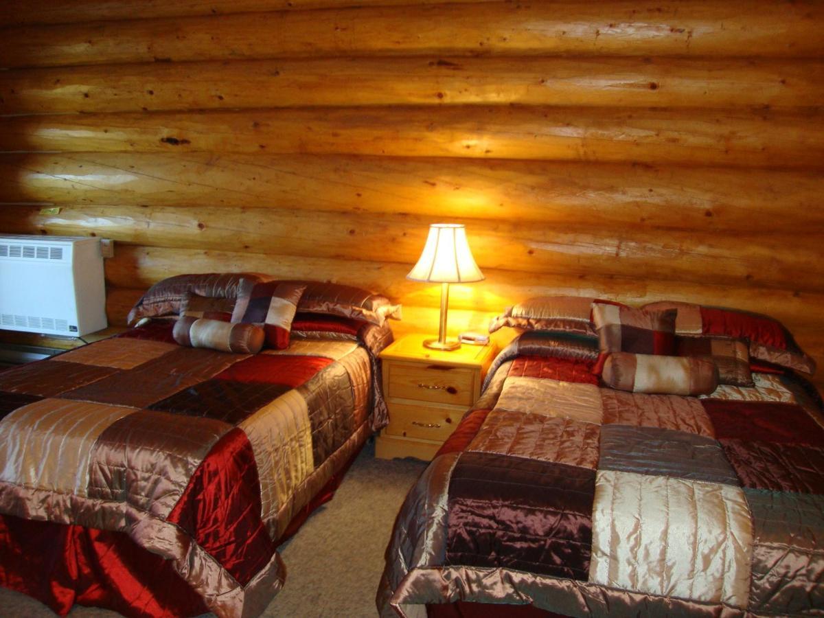 Helmcken Falls Lodge Cabin Rooms And Rv Park Клірвотер Екстер'єр фото