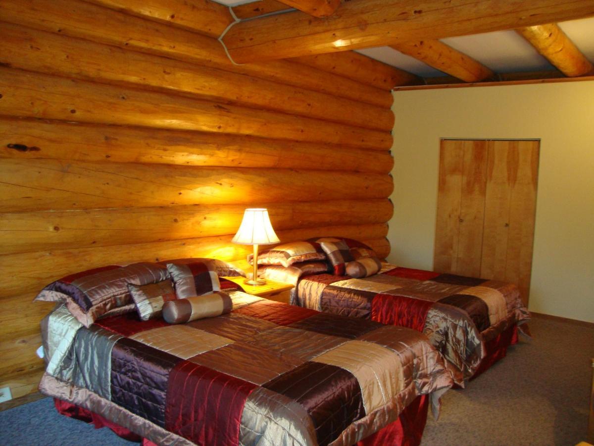 Helmcken Falls Lodge Cabin Rooms And Rv Park Клірвотер Екстер'єр фото