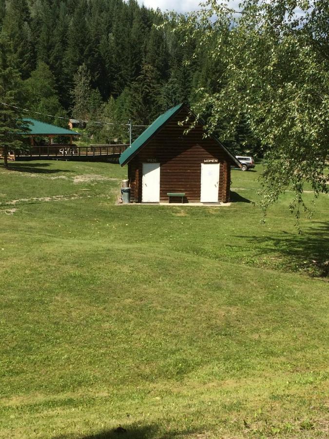 Helmcken Falls Lodge Cabin Rooms And Rv Park Клірвотер Екстер'єр фото