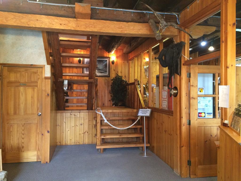 Helmcken Falls Lodge Cabin Rooms And Rv Park Клірвотер Екстер'єр фото